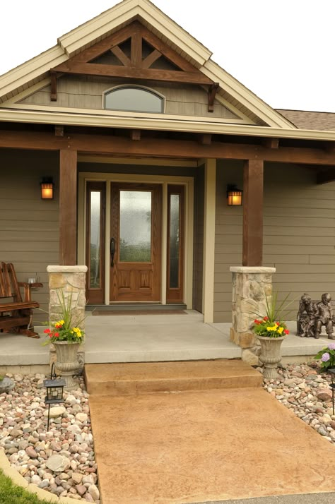 Love the cream trim and wood accents Rustic House Exterior, Siding Colors, Exterior Paint Colors For House, Farmhouse Front, Exterior Remodel, House Siding, Casa Exterior, Front Entrance, Exterior Stone