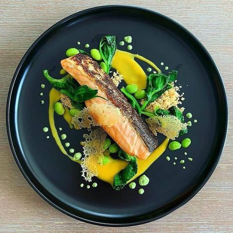 Backed your salmon with black pepper & salt. Boil your beens, Now your Dinner is ready to serve. Seafood Fine Dining Plating, Fancy Salmon Dinner Plating, Dish Plating Ideas, Salmon Fine Dining Plating, Fish Plating Presentation, Salmon Plating, Plating Food Presentation, Fish Plating, Fancy Plating