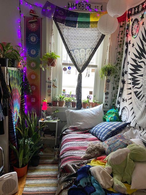 Small Hippie Bedroom, Hippie Apartment Decor, Geek Home Decor, Hippie Room, Hippie Room Decor, Hippy Room, Chill Room, Geek Decor, Indie Room Decor