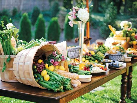 We'll take one of everything, please. Dive into these 11 of-the-moment food trends for your wedding. Summer Wedding Food, Unique Wedding Food, Autumn Wedding Food, Wedding Food Stations, Reception Food, Food Stations, Snack Set, Brunch Wedding, Food Trends