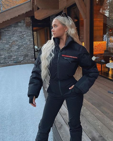 Winter Inspo Outfits, Prada Pants, Black Ski Jacket, Apres Ski Style, Ski Fashion, Winter Photos, White Jumpsuit, Ski Pants, Ski Jacket