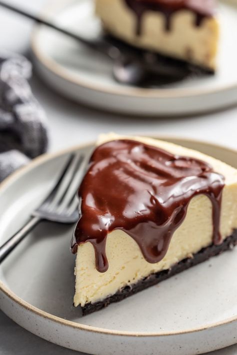 Baileys Cheesecake Baileys Cheesecake Recipes, Baileys Irish Cream Cheesecake, Puding Pisang, Vanilla Cheesecake Recipes, Baileys Cheesecake, Banana Pudding Poke Cake, Pudding Poke Cake, Homemade Truffles, Baileys Recipes