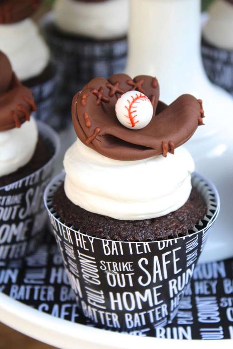 Baseball Rooms, Baseball Food Party, Baseball Birthday Party Ideas, Baseball Cupcakes, Modern Baseball, Cupcake Tutorial, Ideas Cumpleaños, Baseball Birthday Party, Creative Cupcakes