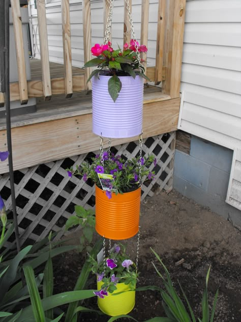 Hanging flower pots made from tin cans Tin Can Planters Diy Upcycling, Upcycle Tin Cans Garden, Tin Can Flower Pots, Homemade Flower Pots, Recycled Flower Pots, Tin Can Garden Ideas, Tin Can Ideas, Tin Can Plant Pots, Tin Can Wall Pocket Diy