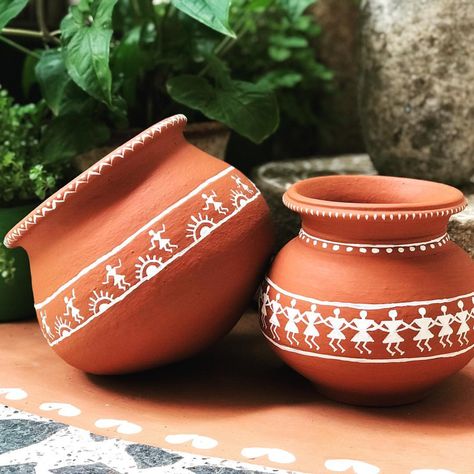 Warli art Pot Painting ! By Kavithaanup @jr.pencilandchai A Art Station ! #shortoniphone #iphone7plus . . #warliart #pot #painting #art… Painting On Pot, Pot Painting Ideas, Fabric Canvas Art, Warli Paintings, Worli Painting, Warli Painting, India Crafts, Warli Art, Pot Painting