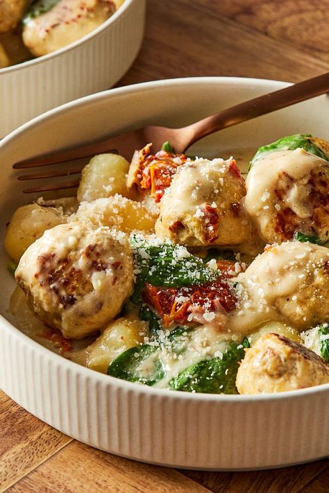 Slow Cooker Tuscan Chicken Meatballs with Gnocchi Slow Cooker Tuscan Chicken, Gnocchi Recipe, 5 Ingredient Dinners, Tuscan Chicken, Gnocchi Recipes, Chicken Meatballs, Salad Side Dishes, Food Test, Food Help