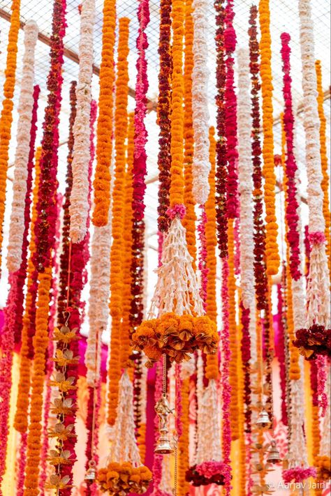 Indian Floral Aesthetic, Orange Indian Wedding Decor, Traditional Hindu Wedding Decor, Yellow Floral Decor, Jaisalmer Wedding, Diwali Aesthetic, Orange And Pink Flowers, Mehendi Night, Traditional Flowers