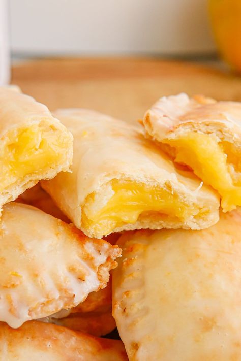 Lemon Hand Pies, Fried Hand Pies, Curd Filling, Lemon Pie Filling, Homemade Pie Crust Recipe, Hand Pie Recipes, Fried Pies, Lemon Curd Filling, Hand Pie