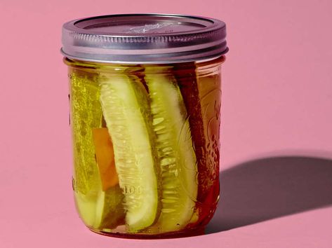 Pickle Drinks, Recipes Using Dill, Dill Pickle Vodka, Pickle Vodka, Pickle Recipes Homemade, Spicy Pickles, Vodka Recipes, Garlic Cheese, Homemade Pickles