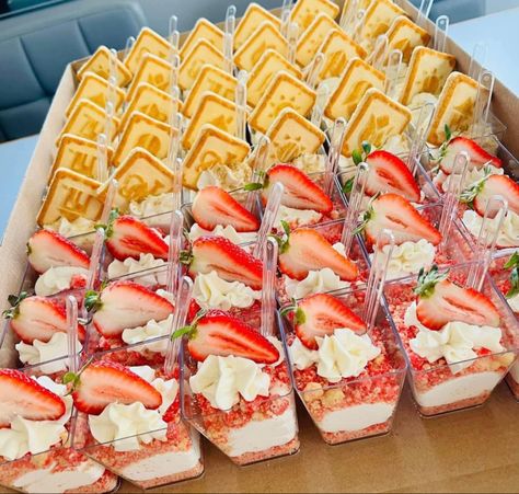 Baby Shower Cheesecake, Cheesecake Dessert Cups, Cake Shooters, Cups Recipes, Dessert Cups Recipes, Pudding Cheesecake, Strawberry Crunch, Banana Pudding Cheesecake, Cheesecake Cups