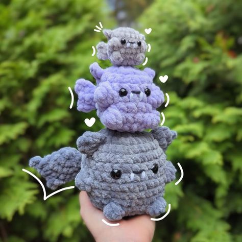 These cute chonky bats were pattern tests for @crochetbyjanina ! The bigger one is her chubby bat pattern and the smaller ones are her mini bat pattern! They are both such cute patterns that are great for beginners!! These are already getting me excited for spooky season! 🎃🦇🩷 Patterns: @crochetbyjanina 🏷️ #crochet #crochetersofinstagram #crochetplushies #crochetlove #crochetaddict #amigurumi #cutecrochet #handmade #smallbusiness #plushies #plushiesofinstagram #crochetinspiration #crocheti... Crochet Bat, Crocheted Stuff, Fruit Bat, Bat Pattern, Cute Patterns, Chunky Yarn, Crochet Crafts, Cute Crochet, Crochet Ideas