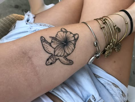 #beautiful #tattoosforwomen #flower #fashion #ocean Hawian Themed Tattoos, Hibiscus Flower And Turtle Tattoos, Turtle Flower Tattoo, Small Tattoos For Women, Cute Henna Tattoos, Turtle Tattoo Designs, Henna Inspired Tattoos, Henna Tattoo Hand, Tattoos For Black Skin