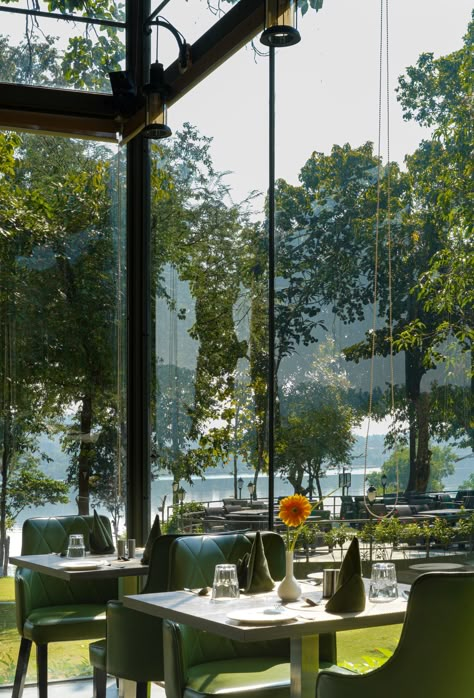 Restaurant With A View, Restaurant Nature Design, Lake View Restaurant, Glass Restaurant Design, Glass House Restaurant, Restaurant With View, Glass Terrace, Nature Restaurant, Mountain View Restaurant