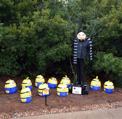 Scarecrow Movie, Minion Decorations, Gru And Minions, Fall Festival Decorations, Scarecrow Ideas, Scarecrow Decorations, Minion Pumpkin, Scarecrow Festival, Autumn Fair