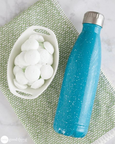 How To Make Fizzy Cleaning Tabs For Hard-To-Clean Bottles Clean Water Bottles, Homemade Cleaning Supplies, One Good Thing By Jillee, Diy Water Bottle, Diy Lotion, Clean Bottle, Cleaner Recipes, Bottle Cleaner, Reusable Cups