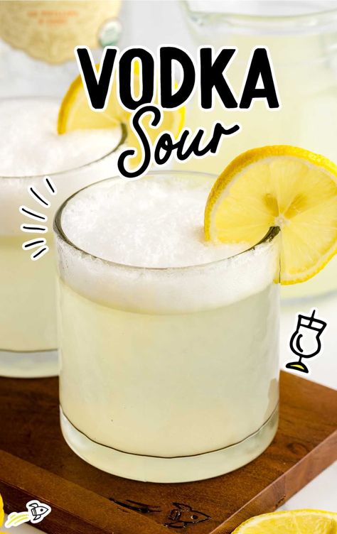 Vodka Sour Recipe, Vodka Sour, Easy To Make Cocktails, Vodka Lemonade, Sour Foods, Vodka Recipes, Lemonade Drinks, Sour Cocktail, Fresh Lemonade