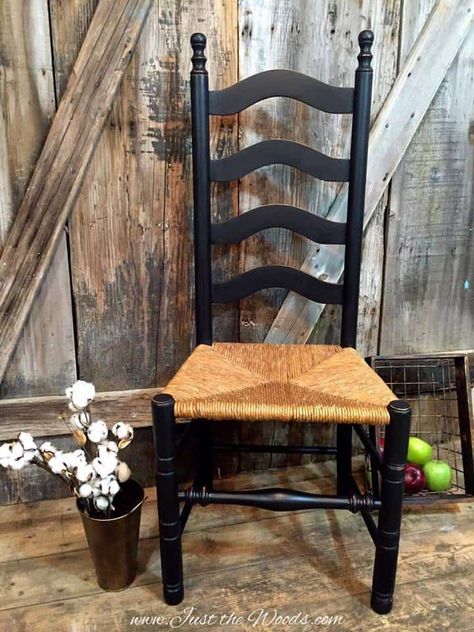 black painted ladder back chair, black chair, ladder back chairs with rush seats, Painting Furniture Black, Black Chalk Paint Furniture, Dining Chairs Diy, Black Painted Furniture, Distressed Furniture Painting, Chair Redo, Comfy Living Room Furniture, Black Dining Room Chairs, Furniture Black