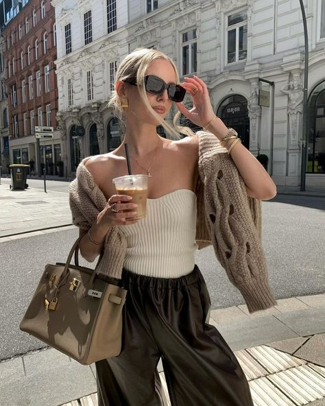 Leonie Hanne (@leoniehanne) • Instagram photos and videos Chic Outfits Classy, Leonie Hanne, Instagram London, Home Town, Professional Attire, Classic Chic, Spring Looks, Fall Fashion Outfits, Spring Summer Outfits