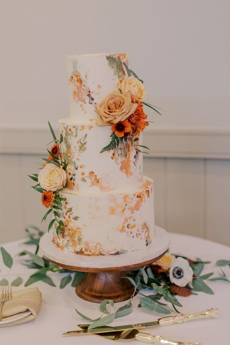 Beautiful painterly tiered wedding cake with metallic gold details and fall flowers for an autumn winery wedding Orange Wedding Cake, Peach Wedding Colors, Fall Wedding Cake, Virginia Fall, Mint Bridesmaid Dresses, Green Wedding Cake, Cake Photos, Floral Wedding Cake, Fall Cakes