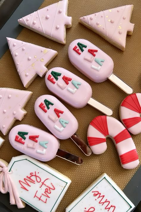 Christmas cookies and cakesicle teacher holiday gifts #christmascookies #christmascakepops #holidaycookies Christmas Cakesicles Design, New Years Cakesicles, Christmas Teacher Cookies, Holiday Cakesicles, Christmas Cakesicles Ideas, Christmas Cakesicle, Thanksgiving Cakesicles, Cakesicles Christmas, Christmas Dessert Bar