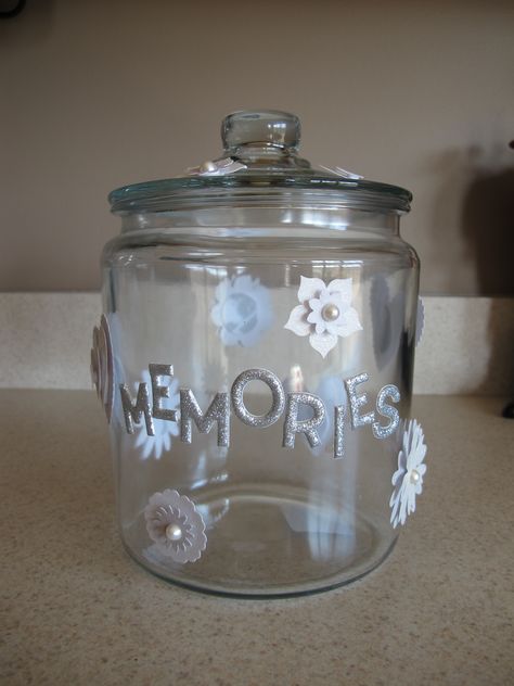 I found these ideas yesterday for memory jars. I didn't make this one but this is the idea I used! Memory Jar Ideas, Diy Memory Jar, Memories Box Diy, Golden Birthday Gifts, Advice Jar, Memory Jars, Gratitude Jar, Cricut Birthday, Birthday Party At Home