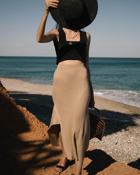 This Summer Outfit Formula Is Incredibly Chic Ribbed Skirt Outfit, Minimalist Moda, Look Zara, Ribbed Skirt, Simple Summer Outfits, Beige Outfit, Estilo Chic, Skirt Outfit, Looks Style