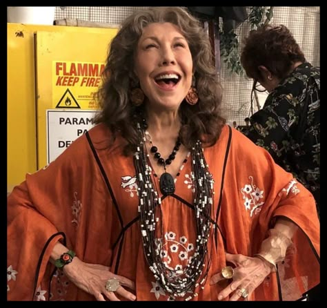 Frankie Outfits From Grace And Frankie, Lily Tomlin Frankie Clothes, Frankie Bergstein Outfits, Frankie Bergstein Aesthetic, Frankie Bergstein Style, Grace And Frankie Wardrobe, Frankie Clothing, Lilly Tomlin, Frankie Bergstein