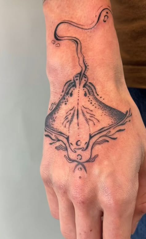 Ocean Tattoo Aesthetic, Cownose Stingray Tattoos, Fish Hand Tattoo, Stingray Back Tattoo, Manta Ray Back Tattoo, Star Fish Tattoos, Tattoo Stingray, Mantaray Tattoo, Stingray Tattoos