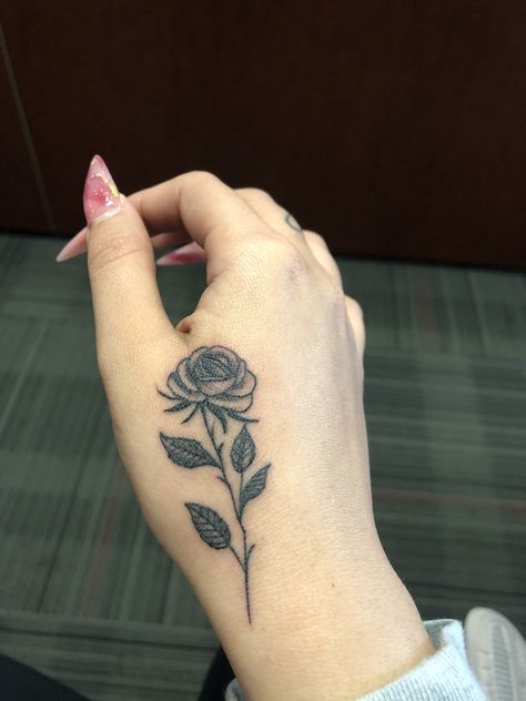 Rose Tattoo Side Of Hand, Small Rose Hand Tattoo, Hand Rose Tattoo, Rose Tattoo On Hand, Tiny Flower Tattoos, Side Hand Tattoos, Tato Tradisional, Toe Tattoos, Thumb Tattoos