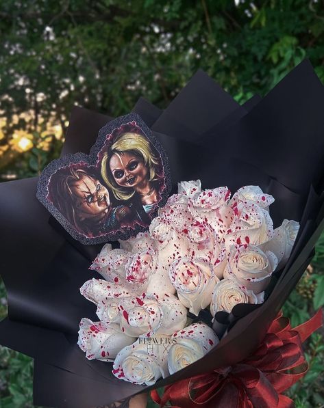 Diy Halloween Bouquet, Spooky Eternal Rose Bouquet, Halloween Ribbon Bouquet, Halloween Eternal Bouquets, Spooky Ramos, Horror Bouquet, Spooky Bouquet Ideas, Halloween Flower Bouquet, Spooky Bouquet