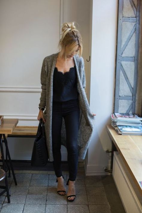 30 Lovely Cardigan Outfit Ideas This Winter - EcstasyCoffee How To Wear A Long Cardigan, Outfit With Long Cardigan, Long Cardigan Outfit, Mode Tips, Cardigan Outfit, Mode Casual, Outfit Trends, Cardigan Outfits, Cardigan Long