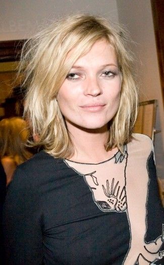 Cut and colour Kate Moss Hair Short, Kate Moss Bob Haircut, Kate Moss Short Hair, Ronze Hair, Kate Moss Hair, Moss Hair, Catwalk Hair, Kate Moss Style, Blonde Bobs