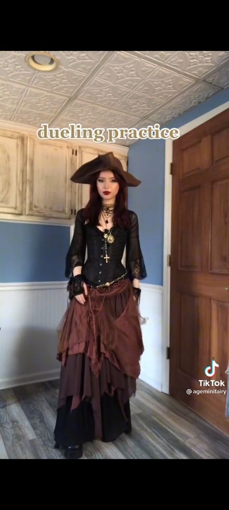 Pirate Outfit Inspo Female, Punk Pirate Aesthetic, Female Villian Outfits, Pirate Fashion Women, Pirate Inspired Outfits Casual, Pirate Outfit Girl, Pirate Aesthetic Female Outfit, Pirate Outfit Women, Dark Pirate