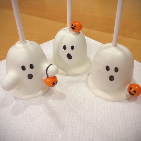 MimiEats — Trick-or-Treating Ghost Cake Pops To make these... Ghost Cake Pops, Fall Cake Pops, Gender Reveal Cake Pops, Halloween Gender Reveal, Ghost Cake, Halloween Cake Pops, Halloween Foods, White Chocolate Candy, Halloween Baby Shower Theme