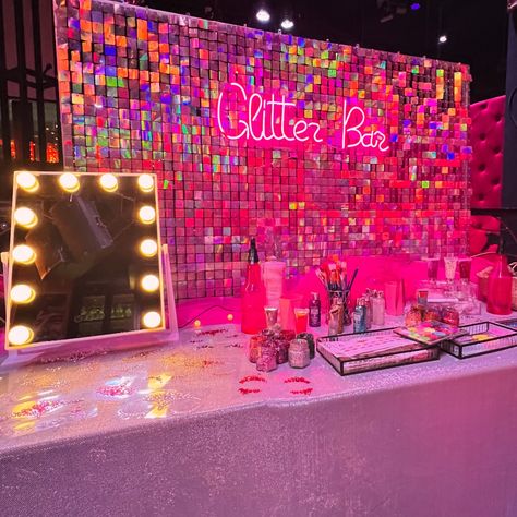 A veces, menos es + ! ⚡️🤩 Nos adaptamos a todo tipo de espacios,necesidades o gustosssss, eso sí, el #brillibrilli no puede faltar ✨ #glitter #glitterbar #glittercorner #event #boda #bodas #bodas2025 #bodas2024 #glitterbarladiosa #festival #eventplanner #eventorganizer #eventocorporativo #eventos Glitter Station Wedding, Stand Glitter, Glitter Bar Party, Glitter Station, Glow Bar, Glitter Bar Ideas, Glitter Bar, 2000s Birthday Party Theme, Rapunzel Wedding