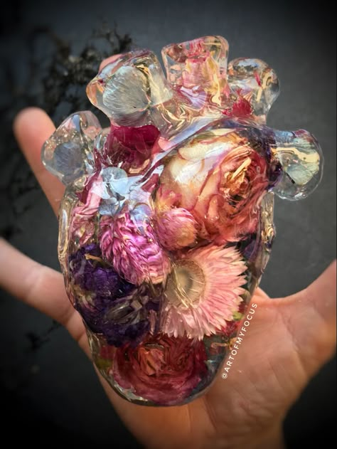 Pretty Resin Art, Creepy Resin Art, Scary Resin Art, Vintage Resin Art, Aesthetic Resin Art, Cool Resin Ideas, Resin Art Aesthetic, Rose Resin Art, Cute Resin Ideas