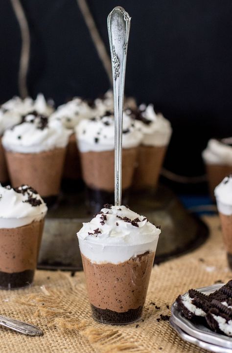 7 Dessert Shooters You're Going to Want for Your Next Party (Easy & No-Bake!) Cake Batter Cheesecake, Desserts Nutella, Shot Glass Desserts, Wedding Food Catering, Shooter Recipes, Easy Party Desserts, Dessert Mini, Dessert Shooters, Dessert Shots