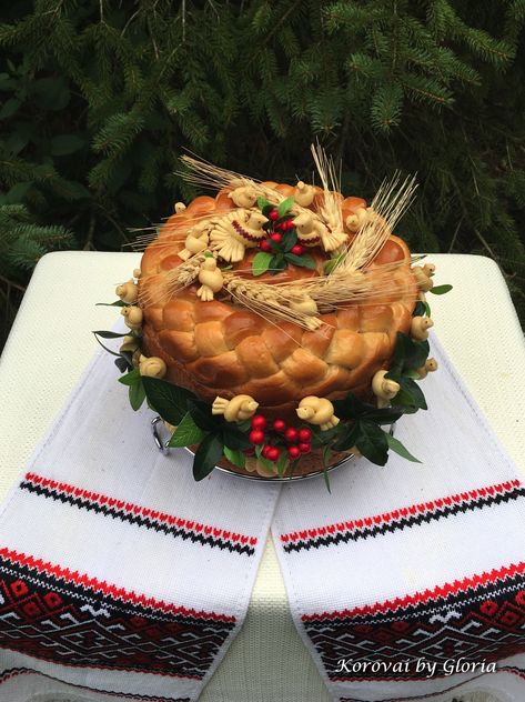 Wedding bread/Korovai by Gloria on FB Korovai Wedding Bread, Bread For Wedding, Ukrainian Wedding Bread, Korovai Wedding Cake, Kyiv Cake, Ukrainian Wedding Traditions, Wedding Bread, Ukrainian Wedding, Bakery Design Interior