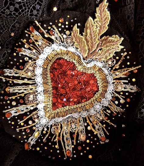 Immaculate Heart Embroidery, Sacred Heart Fashion, Embroidered Sacred Heart, Embroidery Sacred Heart, Sacred Heart Embroidery, Sacred Heart Of Jesus Art, Moldes Halloween, Sacred Heart Art, Sacred Hearts