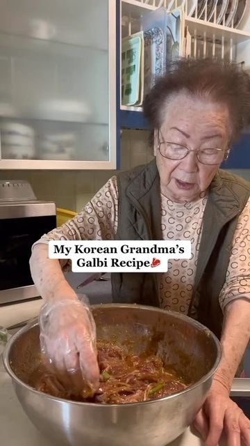 Ellen Park on Instagram: "the way she talks to me vs. my baby niece😆💀 how to prep the galbi meat⤵️ -soak 5 pounds of beef chuck short rib in cold water for 1 hour -drain dirty water and rinse meat again -leave meat to dry off for 30 minutes galbi marinade recipe⤵️ 1/2 cup plum extract 1 cup kikoman soy sauce 1 cup sugar 1.5 cup garlic cloves 1/2 apple 1/2 ginger 1/2 onion 1/2 korean radish -1 cup water -whisk sugar and soy sauce -add plum extract and pepper -blend dry ingredients with 1 cu Galbi Marinade, Ribs Marinade Recipe, Korean Food Recipe, Beef Chuck Short Ribs, Korean Radish, Bbq Beef Short Ribs, Rib Marinade, Korean Short Ribs, Korean Bbq Beef