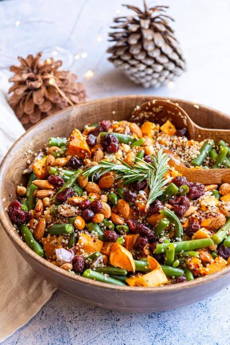 Healthy Vegan Christmas Salad with Quinoa and Green Beans Vegan Xmas Dinner, Salad Recipes Vegan, Xmas Dinner Recipes, Legume Recipes, Christmas Vegetables, Salad Meals, Salad With Quinoa, Vegan Xmas, Vegan Christmas Dinner