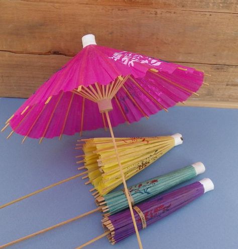 Thailand Party, Drink Umbrellas, Dinner Party Table Settings, Asian Party, Paper Umbrella, Fiesta Theme Party, Dinner Party Themes, Chinese Decor, Paper Umbrellas