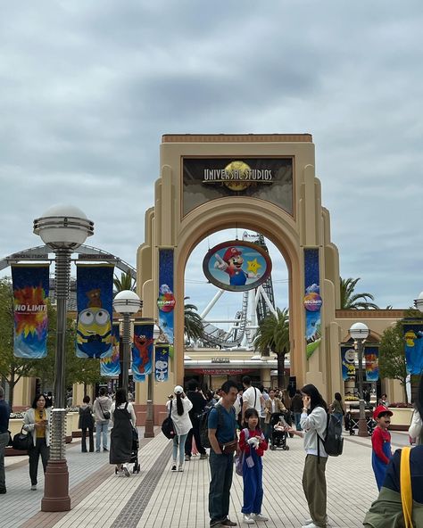 My last day in Japan was all about Universal Studios! After nine days of organising travelling the country, I needed something that didn’t require a lot of brain power. And yes, at the age of 31 I did got a selfie with Cookie Monster! • • • • #universalstudios #universalstudiosjapan #usj #japan #japantrip #japanphoto #solotravel #womenwhotravel Universal Studios Japan, Brain Power, Japan Photo, Last Day, Japan Travel, Asia Travel, Solo Travel, Around The Worlds, Japan