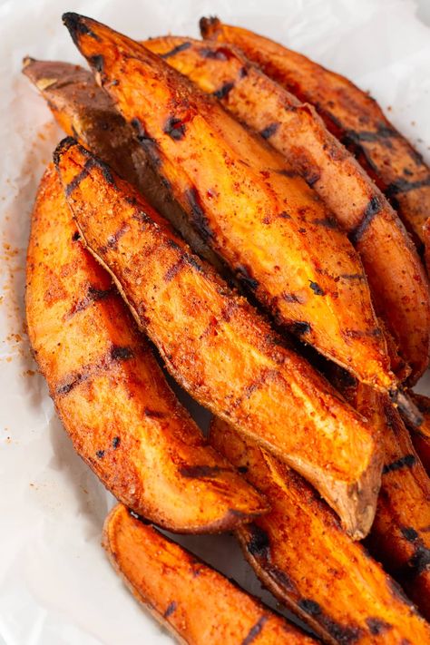 These grilled sweet potato wedges are a cinch to make, using a simple homemade potato seasoning that results in a sweet and smoky flavor. Grilled Sweet Potatoes In Foil, Grilled Sweet Potatoes Slices, Sweet Potatoes On The Grill, What To Serve With Burgers, Potato Seasoning, Grilled Potato Wedges, Recipes Grill, Potato Basket, Raw Sweet Potato