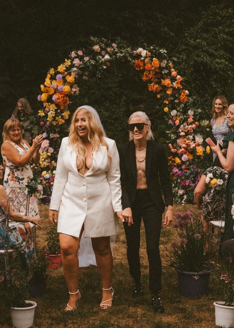 Kate Moss' Garden Party Inspired This Sherwood Park Wedding | Junebug Weddings Gender Fluid Wedding, Lesbian Wedding Outfits, Lesbian Photography, Sydney Tattoo, Kate Moss Wedding, Nature Elopement, Wlw Wedding, Moss Wedding, Aesthetic California