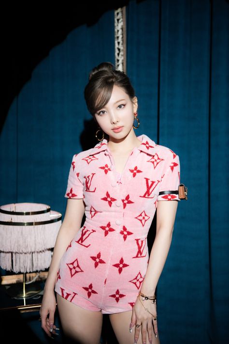 In a new behind-the-scenes clip, TWICE's Nayeon and her styling team shared the details behind the pink Louis Vuitton romper featured in the “POP!” music video. Luis Vuitton Outfits, Twice Member, Louis Vuitton Outfits, Louis Vuitton Clothes, Louis Vuitton Dresses, Pink Louis Vuitton, Teen Vogue Fashion, Vuitton Outfit, Louis Vuitton Outfit