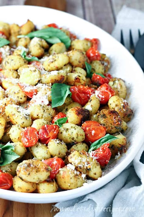 Sheet Pan Gnocchi and Tomatoes Italian Apps, Sheet Pan Gnocchi, Gnocchi Recipes Easy, Gnocchi Dishes, Beef And Potato Stew, Creamy Pesto Sauce, Quick Easy Dinner Recipes, Tuscan Chicken Pasta, Italian Meals