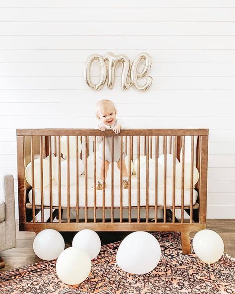 Crib Birthday Pictures, 1st Birthday Morning Surprise, In Home 1st Birthday Pictures, First Birthday Room Decoration, 1st Birthday Wake Up Ideas, First Birthday Boy Photoshoot Ideas, Milestone Picture Ideas Birthday Parties, 1st Birthday Morning Ideas, First Birthday Morning Ideas Wake Up