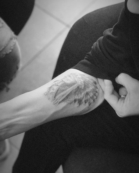 A Guide to All of Brooklyn Beckham's Tattoos Brooklyn Beckham Tattoo, Mark Mahoney, Pointe Dancer, Brooklyn Tattoo, Artistic Tattoos, Indian Tattoos, Romantic Tattoo, Back Tats, Son Of David