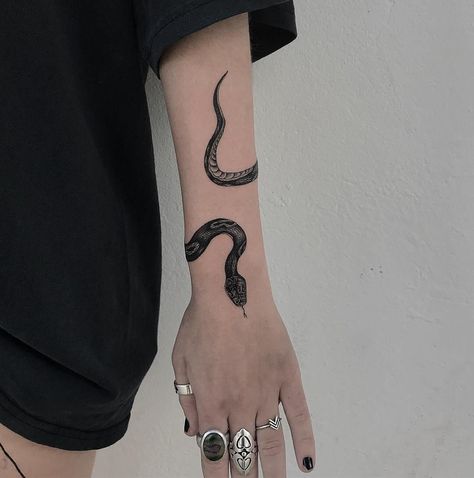 20 Serpent Tattoo Ideas For Men & Women | PetPress Serpent Tattoo, Tattoo Placements, Snake Tattoo Design, Tattoo Old School, Inspiration Tattoos, Cat Tattoos, Tiny Tattoo, Wolf Tattoos, Aesthetic Tattoo